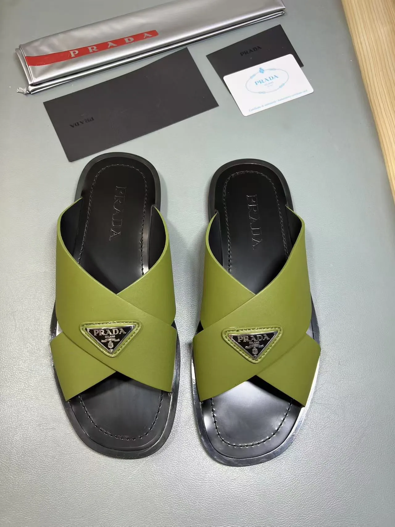 340💰PRADA Prada’s latest slippers are synchronized with the official website. This slipper is made of the brand’s unique and iconic Saffiano leather. The brand logo jumps out from the double straps, and the brand style is clearly visible. Cowhide gives men elegant charm and functional design, making it an ideal choice for vacation and leisure. Size:38-45